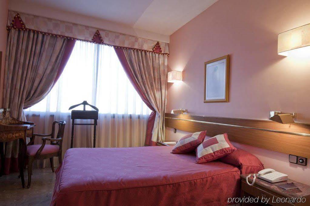 Foxa 25 Hotel Madrid Buitenkant foto
